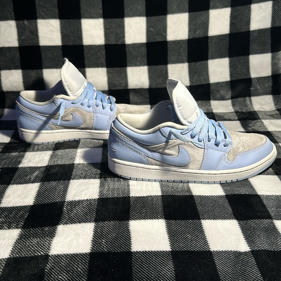 WMNS AIR JORDAN 1 LOW SIZE 10 - Picture 5 of 12